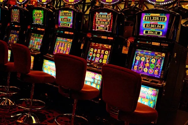 inatoge platform interface showing live dealer tables and slot games on mobile
